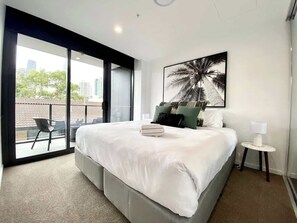 Iron/ironing board, travel cot, WiFi, bed sheets - Stylish 1BR Apartment in Surfers, Pool, Gym (Surfers Paradise)