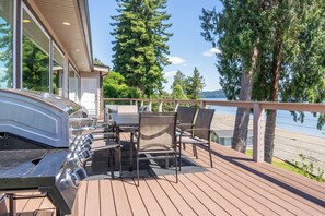 Outdoor dining - 3-bedroom house in terrific Bremerton with cool vibes (Bremerton)