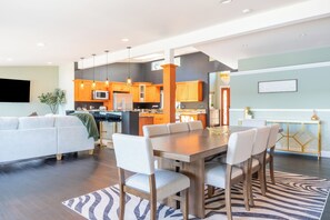 Dining - 3-bedroom house in terrific Bremerton with cool vibes (Bremerton)