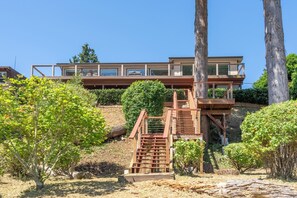 Exterior - 3-bedroom house in terrific Bremerton with cool vibes (Bremerton)