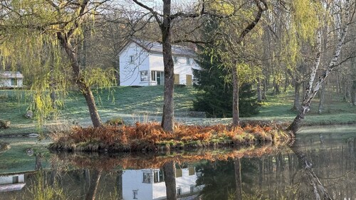 LE CHALET DU LAC, dans le parc naturel du Morvan ; animaux bienvenus ! Calme.