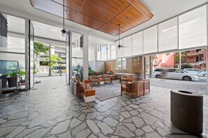 Lobby - Central Waikiki Retreat, 3 min to Beach, Newly Reno'd Ocean and DiamondHead View (Honolulu)