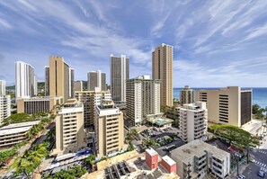 Exterior - Central Waikiki Retreat, 3 min to Beach, Newly Reno'd Ocean and DiamondHead View (Honolulu)