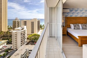 Property grounds - Central Waikiki Retreat, 3 min to Beach, Newly Reno'd Ocean and DiamondHead View (Honolulu)