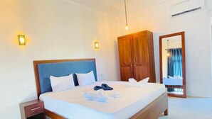 Un dormitorio con cama de madera, mesitas de noche, un armario y un espejo.
