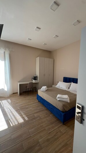 Desk, laptop workspace, free WiFi - PARTENOPE NAPOLI SUITES (Naples)