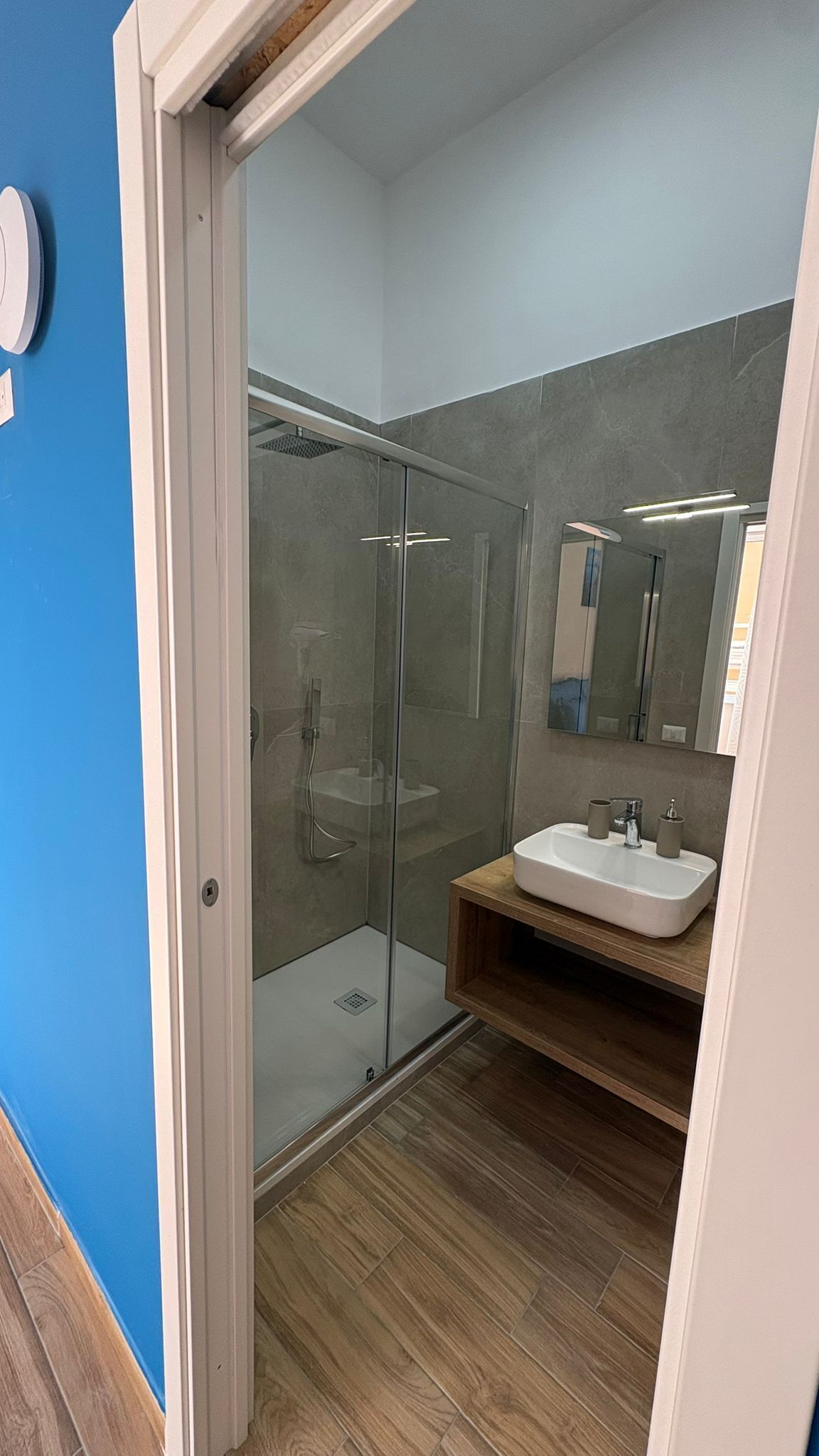 Banheiro | Chuveiro, secador de cabelo, toalhas de banho, sabonete