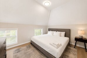 Een bureau, een strijkplank/strijkijzer, wifi, beddengoed