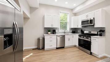 Refrigerador, microondas, horno, placa de cocina