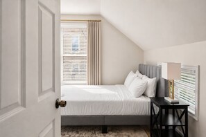 Desk, iron/ironing board, WiFi, bed sheets - Spacious 4BR Home Near UC, Downtown, Hospitals (Cincinnati)