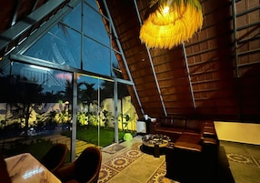 Luxury Studio Suite, Balcony, Pool View | Interior