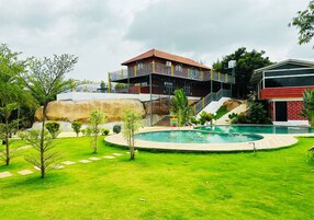 2 piscinas techadas, una piscina al aire libre