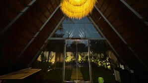 Studio Suite Cao cấp, ban công, quang cảnh hồ bơi | Nội thất