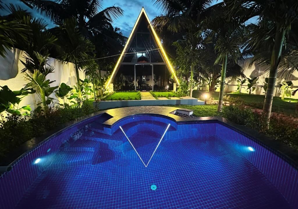 2 piscinas techadas, una piscina al aire libre