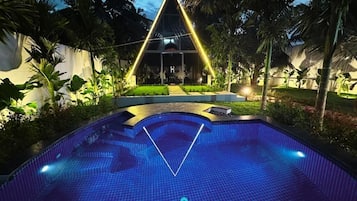 2 piscinas techadas, una piscina al aire libre