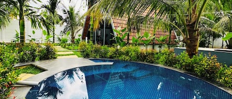 Studio Suite Cao cấp, ban công, quang cảnh hồ bơi | Hồ bơi | 2 hồ bơi trong nhà, hồ bơi ngoài trời