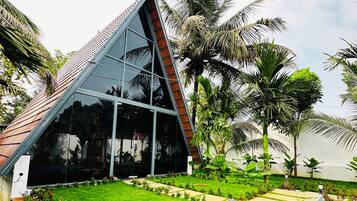 Luxury Studio Suite, Balcony, Pool View | Property grounds