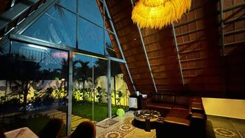 Luxury Studio Suite, Balcony, Pool View | Interior