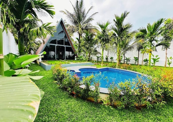 2 piscines intérieures, piscine extérieure