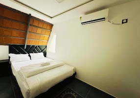 Suite estudio de lujo, balcón, vistas a la piscina | Sistema de insonorización y wifi gratis