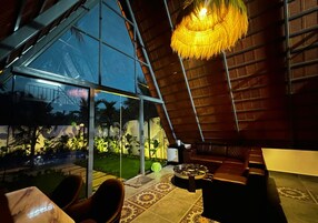 Luxury Studio Suite, Balcony, Pool View | Interior