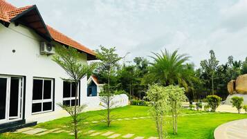 Family Villa, Balcony, Mountain View | Property grounds