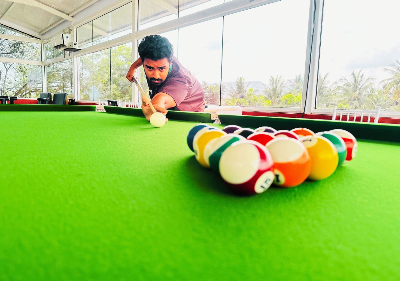 Luxury Studio Suite, Balcony, Pool View | Game room