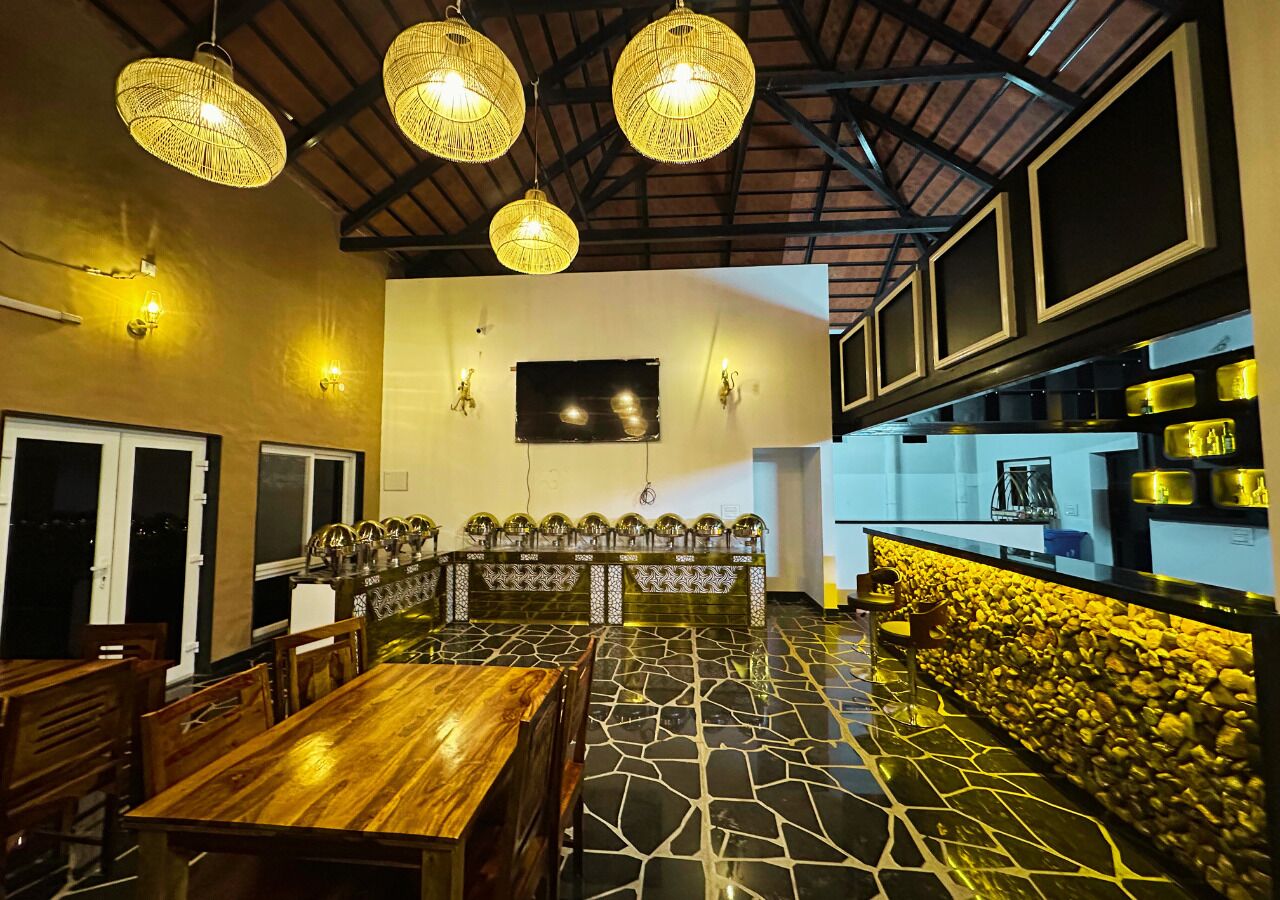 Family Villa, Balcony, Mountain View | Dining
