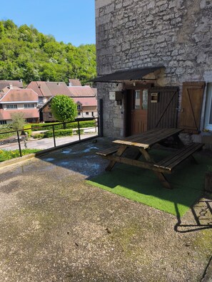 Outdoor dining - La maison de la loue (Lods)