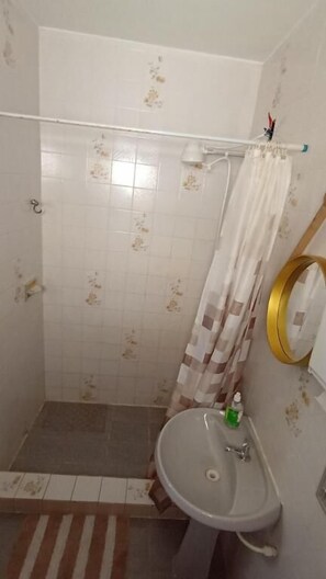 Familiekamer, meerdere bedden | Badkamer