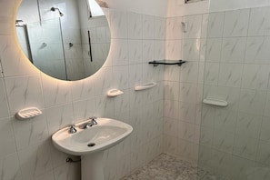 Ducha, secador de pelo, bidet, toallas