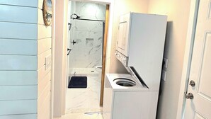 Regadera, toallas, jabón, papel de baño 