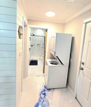 Dusche, Handtücher, Seife, Toilettenpapier