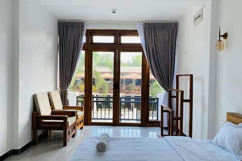 Habitación doble Deluxe, vista al jardín | Espacio para trabajar con laptop y wifi gratis