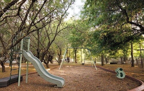 Cosy cabin farm stay, Beechworth 20 minutes drive, animal sanctuary, Chiltern
