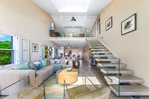 Luxury Penthouse, 3 Bedrooms, Beach View, Beachfront | Living area