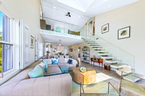 Luxury Penthouse, 3 Bedrooms, Beach View, Beachfront | Living area