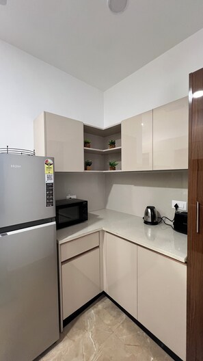Private kitchen - 2-bedroom modern condominium with hill views (Haridwar)