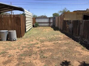 Property grounds - 3-bedroom house in charming Midland with cool AC (Midland)