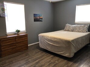 3 bedrooms, iron/ironing board, WiFi, bed sheets - 3-bedroom house in charming Midland with cool AC (Midland)