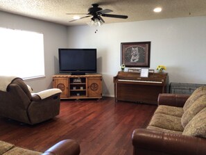 Smart TV, table football, books - 3-bedroom house in charming Midland with cool AC (Midland)