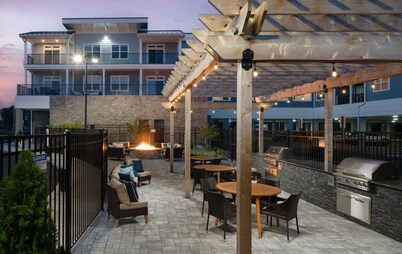 NEW Designer Coastal Condo - Sleeps 8 -Close to Downtown Rehoboth Next to Dining