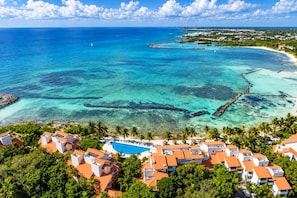 Une station balnéaire dotée d’une mer d’un bleu limpide, d’une piscine et d’une vue sur l’océan.