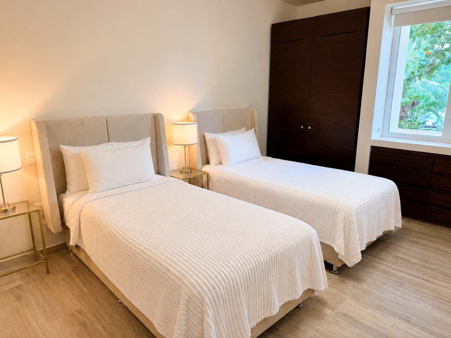 Escritorio, tabla de planchar con plancha, wifi y ropa de cama