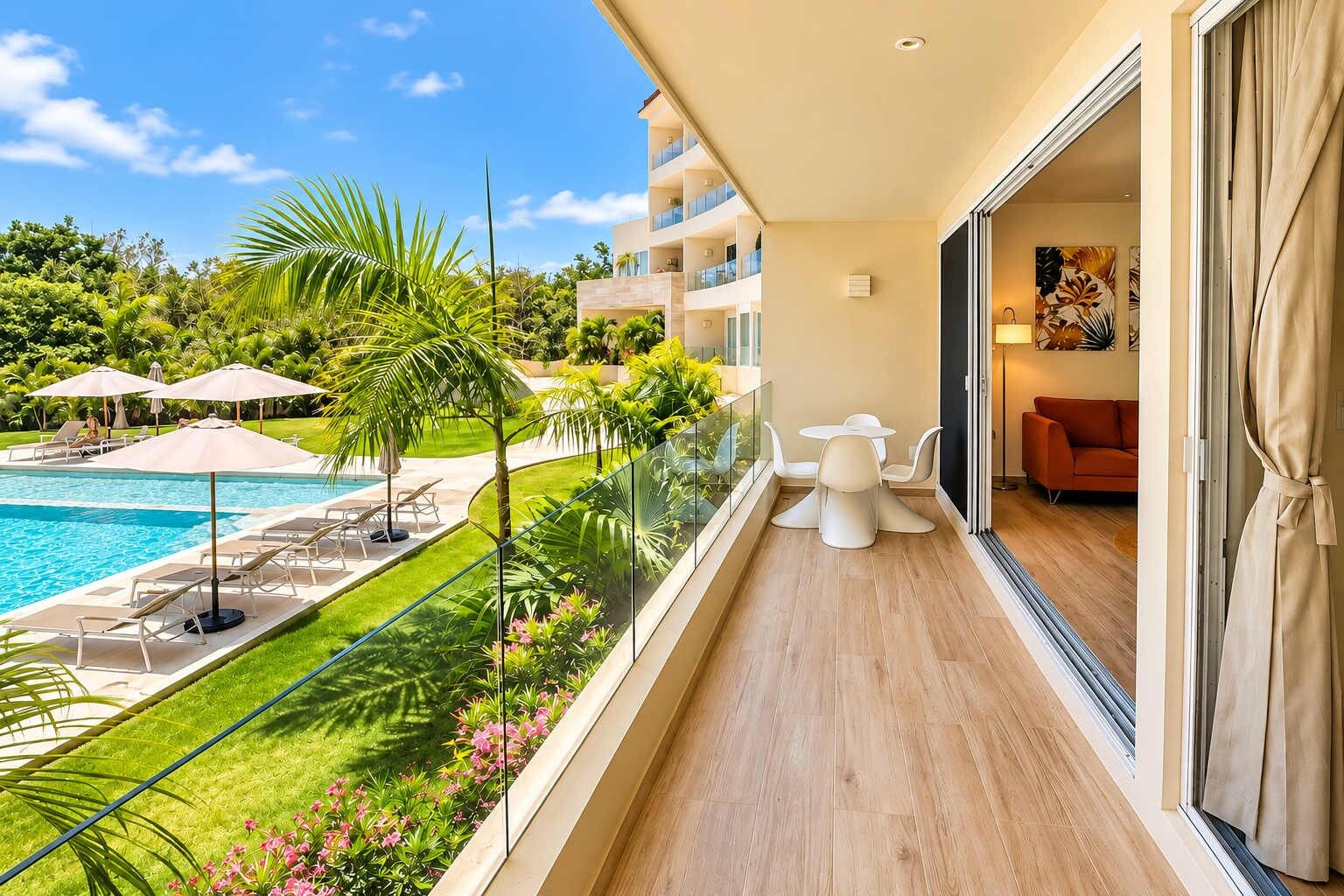 Un balcón con piscina, mobiliario exterior y vista a un edificio de hotel.