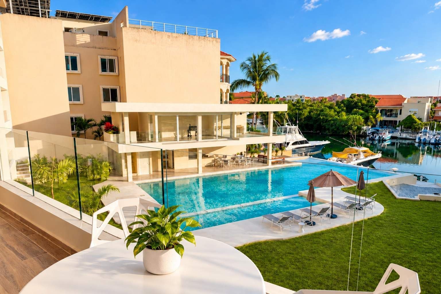 Ein Hotel mit Pool, Außenbereich und Blick auf den Yachthafen.