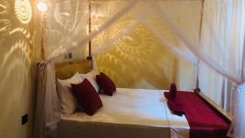 Classic Double Room, Garden View | Laptop workspace