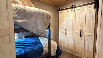 2 bedrooms, WiFi, bed sheets