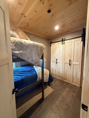 2 bedrooms, WiFi, bed sheets - Quaint 2-bedroom apartment in Carrabassett Valley perfect for getaway (Carrabassett Valley)