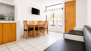 Suite estándar, balcón | Comedor